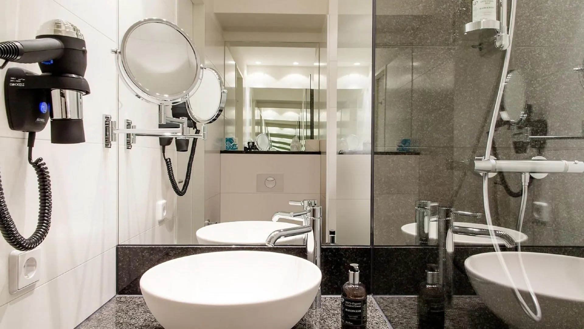 Motel One Koeln-Altstadt Кёльн
