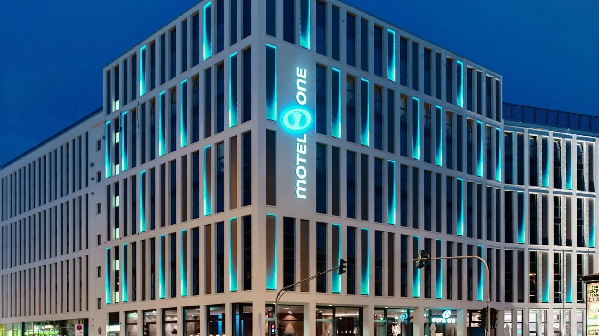 Отель Motel One Koeln-Altstadt