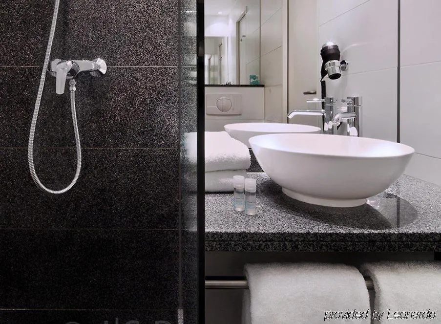 Отель Motel One Koeln-Altstadt