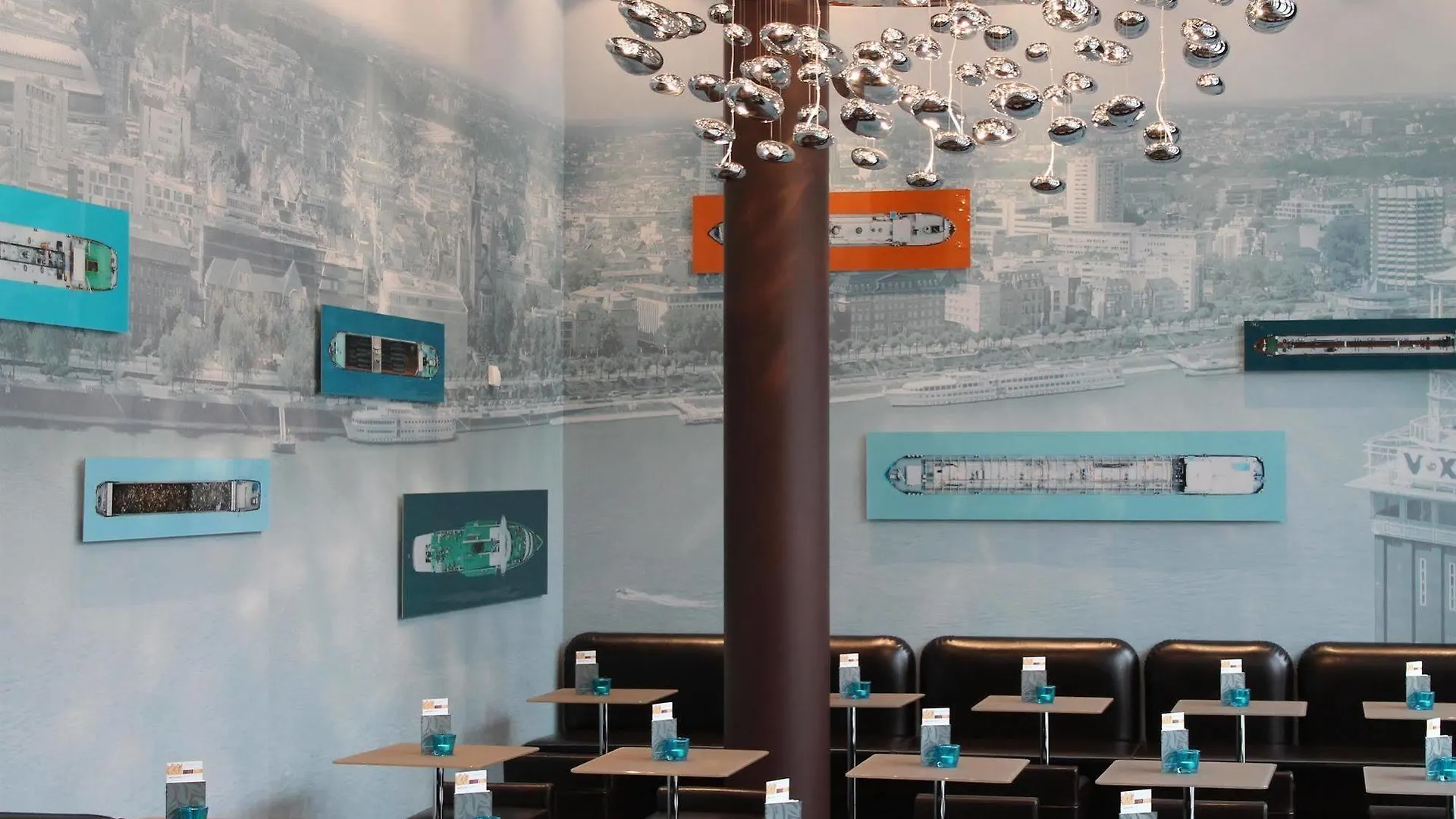 Отель Motel One Koeln-Altstadt